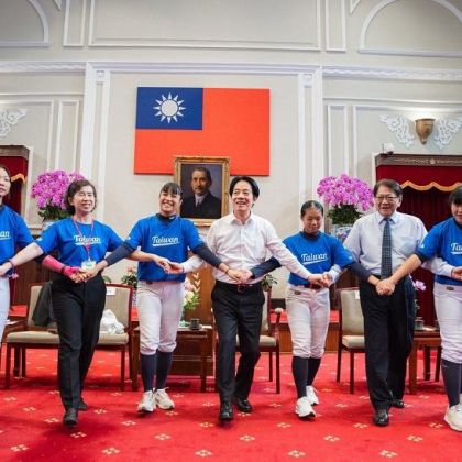 壘球小將首次參賽即獲世界冠軍，台灣女孩閃耀世界